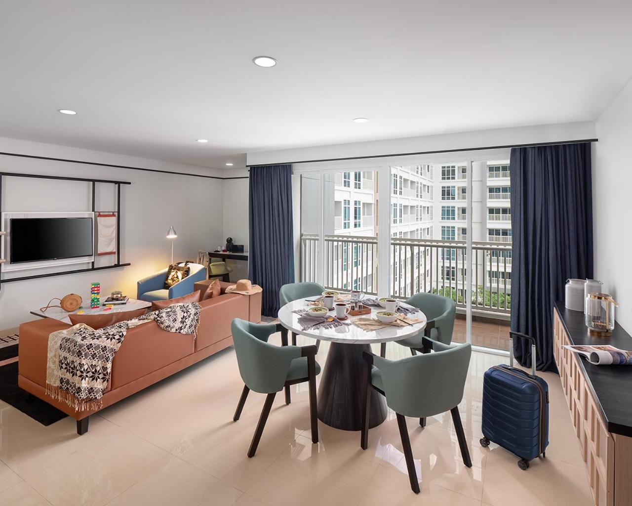 Hotel The Reiz Suites, Artotel Curated Medan