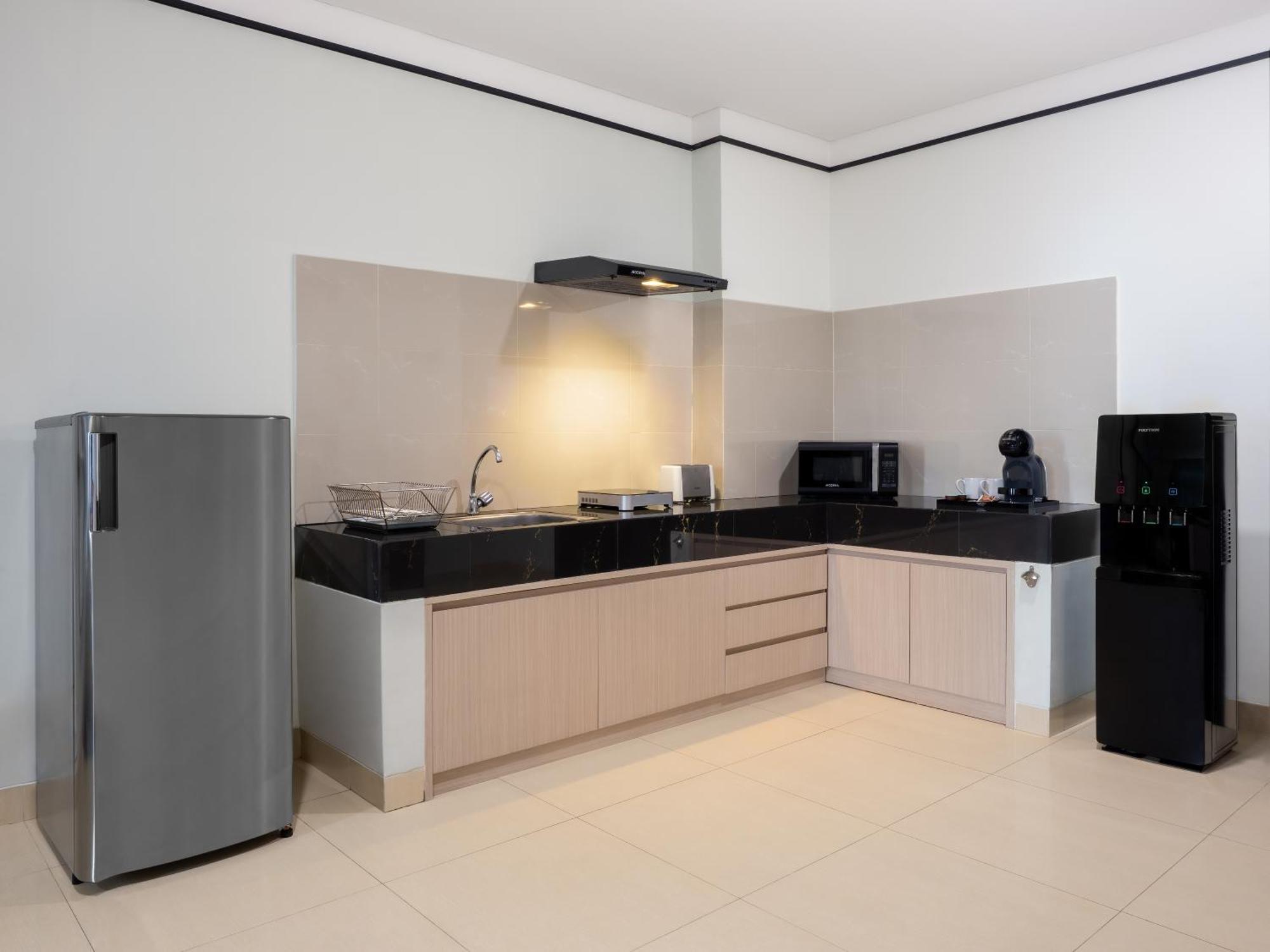The Reiz Suites, Artotel Curated Medan